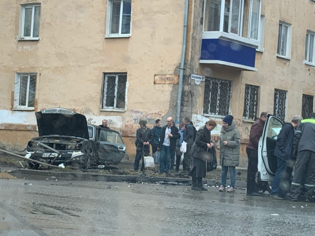 В Нижнем Тагиле «Волга» после столкновения с иномаркой снесла дорожный знак и забор