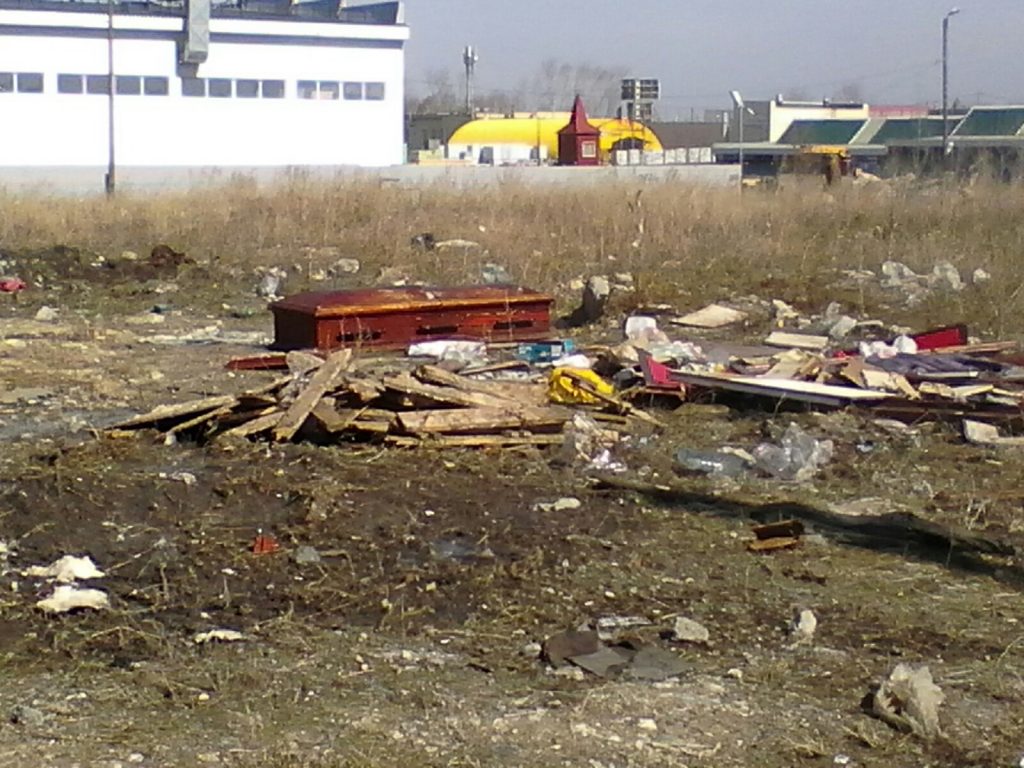 В Нижнем Тагиле в районе Гальянки неизвестные выбросили гроб