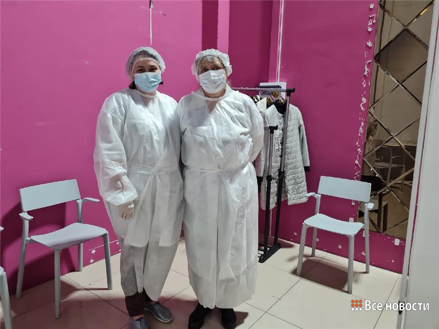 Сотрудники пункта вакцинации от коронавируса в ТРЦ DEPO 