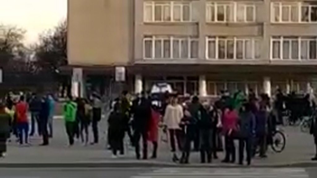 В Нижнем Тагиле на акции в поддержку Навального школьники и студенты водили хороводы