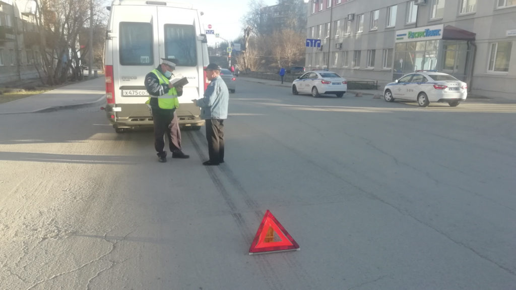 В Екатеринбурге мальчика, который перебегал дорогу в неположенном месте, сбил рейсовый микроавтобус