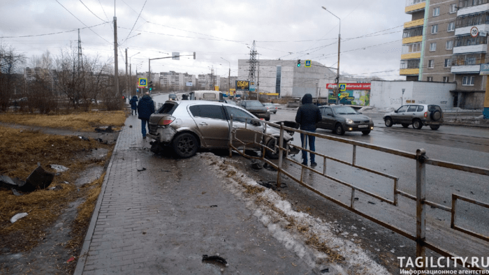 В Нижнем Тагиле Opel протаранил забор на улице Космонавтов