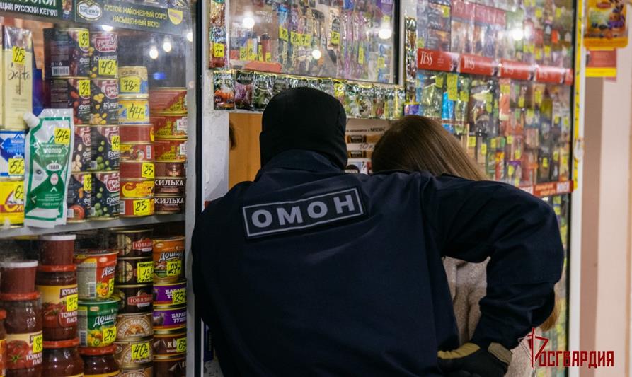 В Нижнем Тагиле полиция при поддержке ОМОНа искала в магазинах контрафакт (фото)