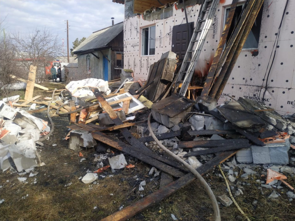 В Свердловской области при тушении частного дома на пожарного обрушилась стена. Мужчина погиб
