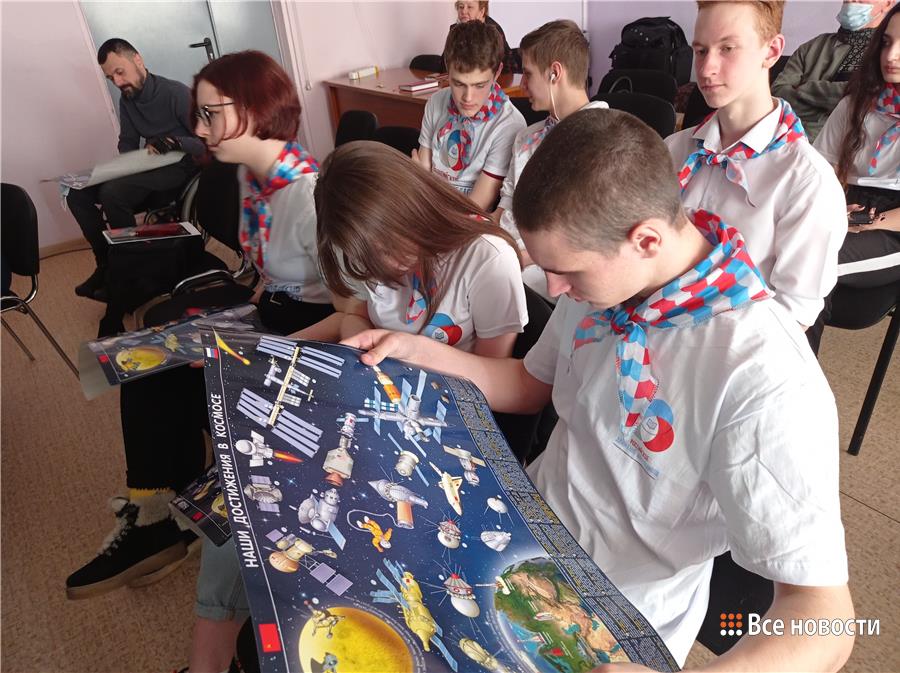 Школьники рассматривают космические аппараты 