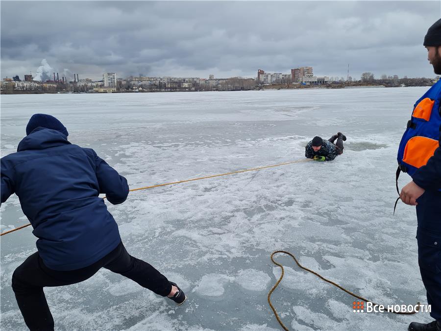 Тренировка спасения провалившегося под лёд 