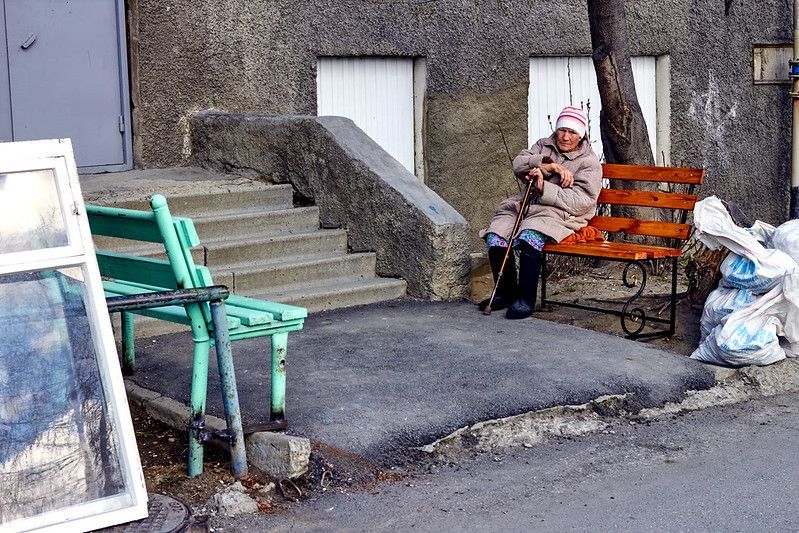 Кирилл Пинчук подчеркнул, что пенсионерке больше нравится лавочка, которую установили общественники, так как она красивее. Фото: «Вечерний Краснотурьинск» 