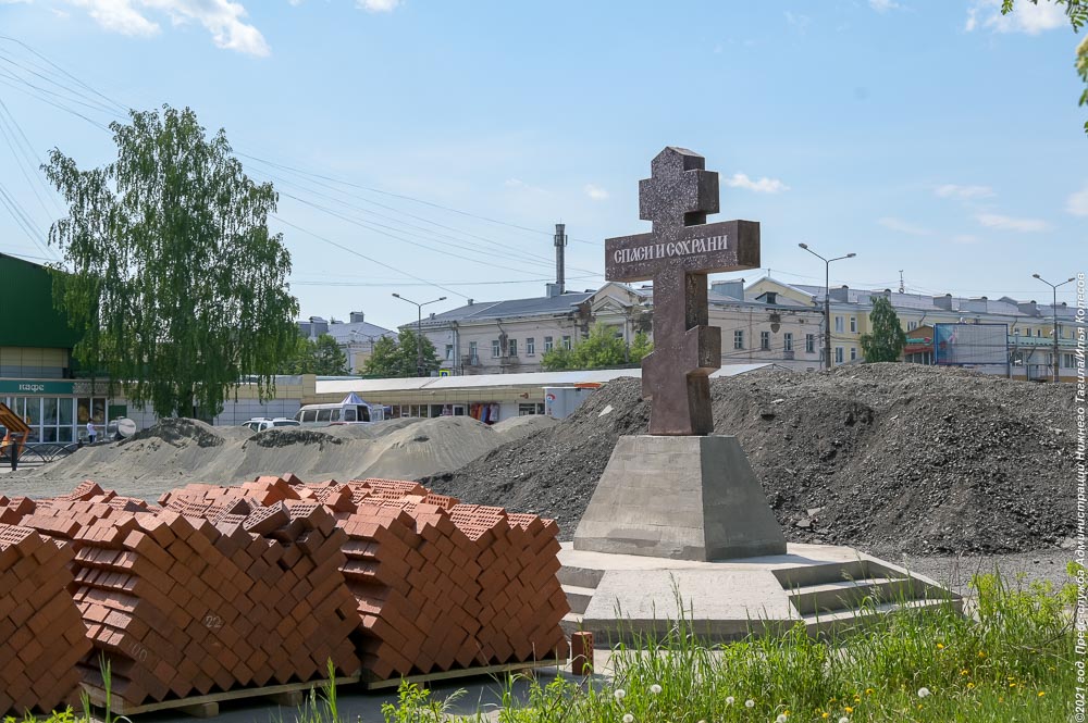 Глава города проконтролировал ход реконструкции двух скверов Ленинского района