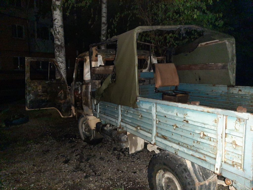 В Нижнем Тагиле неизвестные подожгли УАЗ на Красном Камне