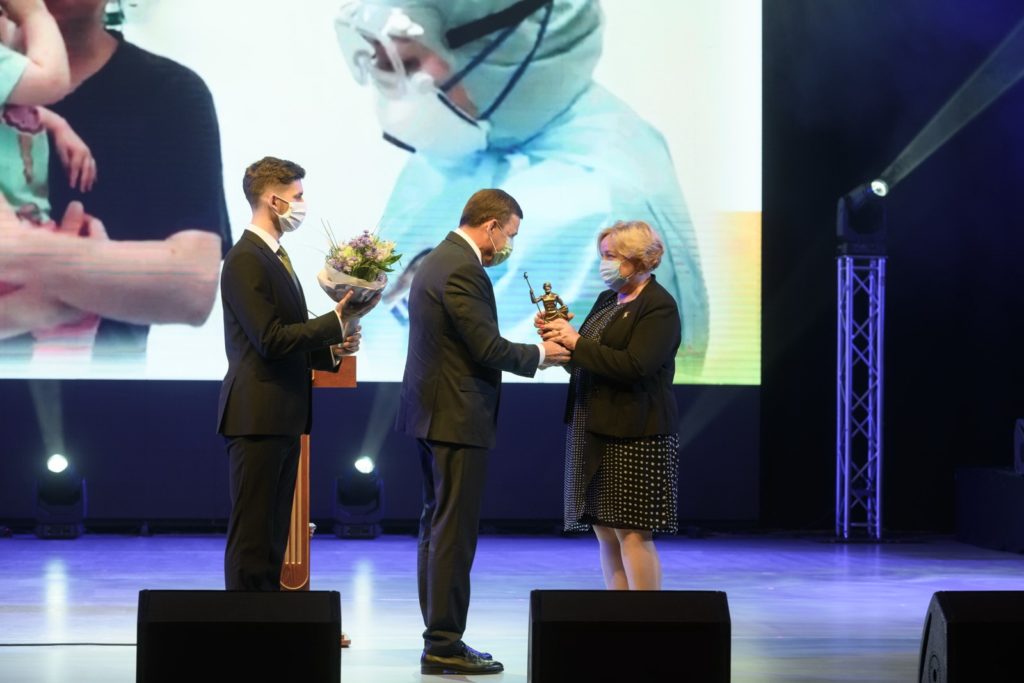 Премию получили врачи из Екатеринбурга, Асбеста и Нижнего Тагила, а также 12 больниц Свердловской области