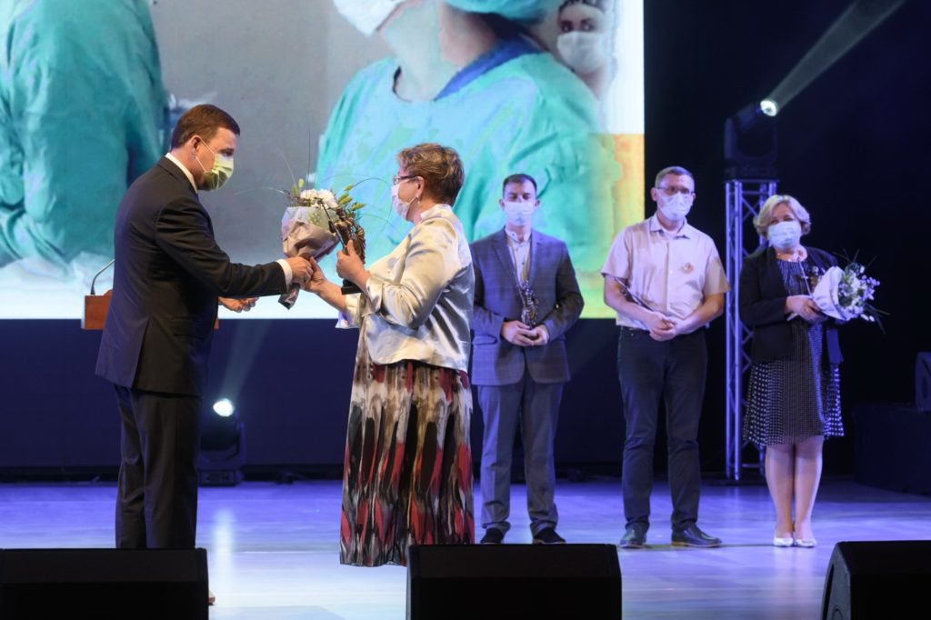 Губернатор вручил премии ко Дню медика врачам, больницам и бизнесменам