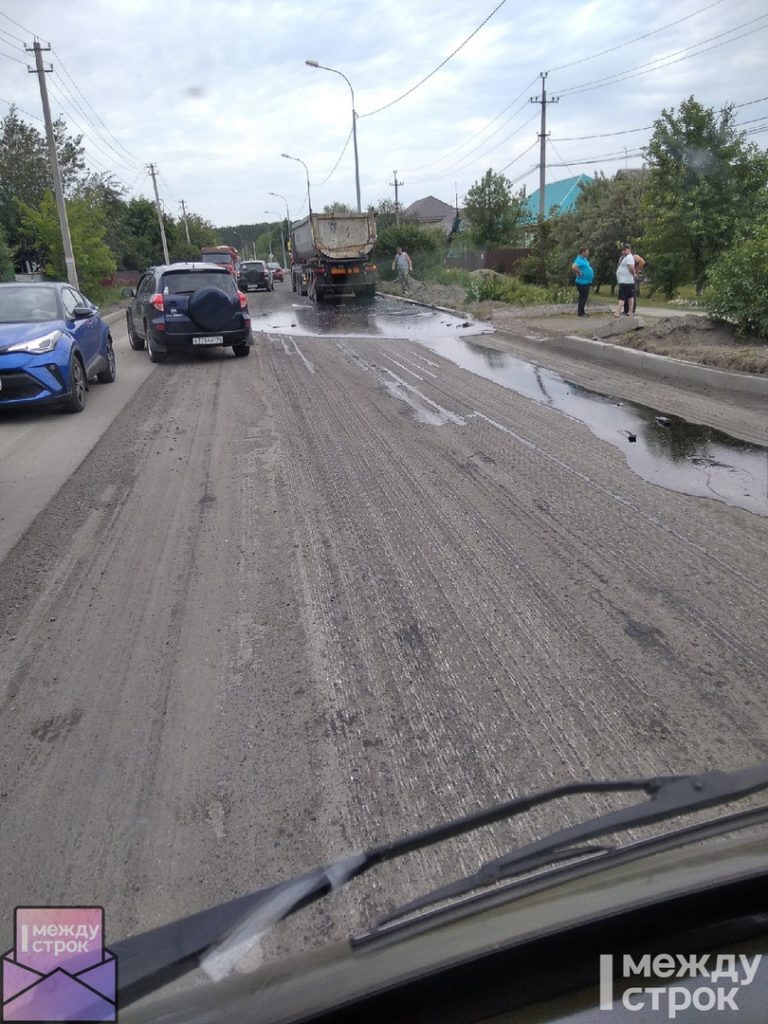 ГИБДД Нижнего Тагила нашла несколько грубых нарушений у водителя грузовика, разлившего битум на улице Садоводов