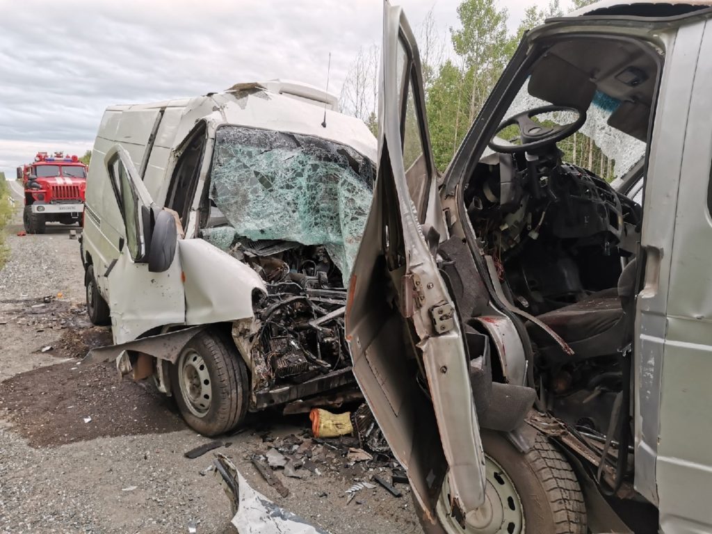 Ночью на Серовском тракте в аварии погибли два водителя (фото)