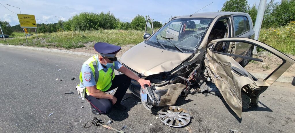 В Нижнем Тагиле парень на Весте вылетел на «встречку»