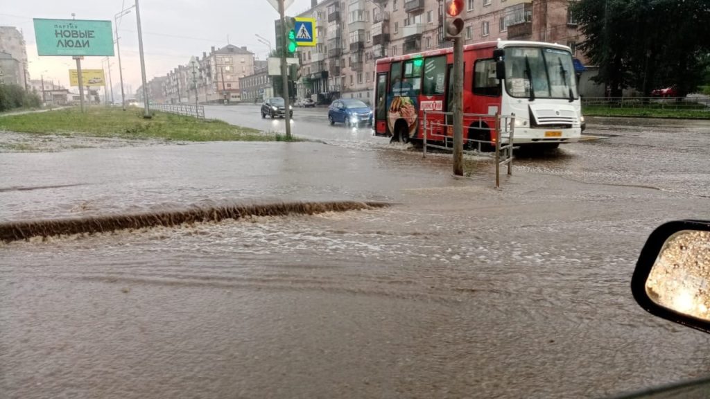 Нижний Тагил накрыл град с ливнем, город затопило