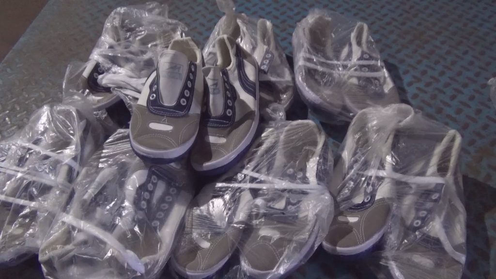 Сотрудники Уральской таможни совместно с ФСБ изъяли более 6 тысяч пар обуви без маркировки