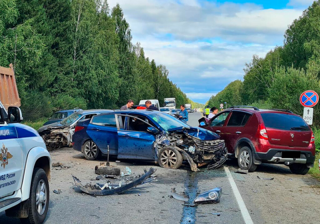 Под Нижним Тагилом массовое ДТП из-за любителя опасного обгона (фото)