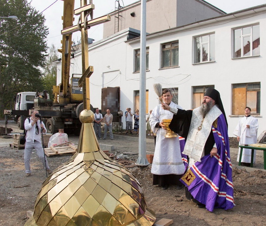 В реконструированном сквере за ДК «Юбилейный» освятили крест и купол новой часовни