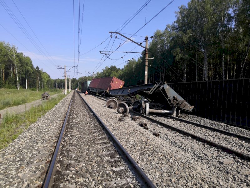 В Свердловской области из-за схода с рельсов восьми грузовых вагонов возбуждено уголовное дело