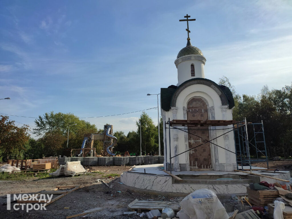 Сцена-терраса, романтичная топиарная фигура и уютная часовня