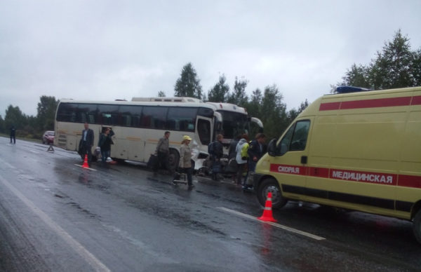 На Серовском тракте автобус с пассажирами при обгоне влетел в КАМАЗ (фото)