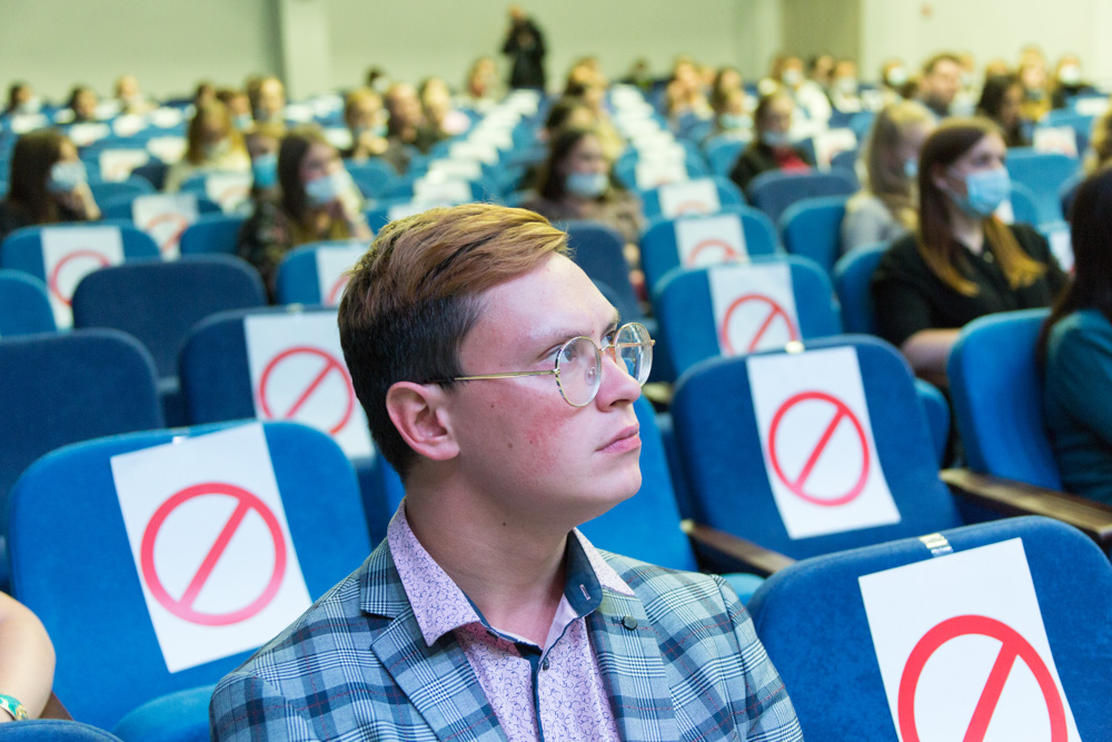 Владислав Пинаев призвал молодых учителей проявлять больше инициативы и не бояться реализовывать самые смелые идеи