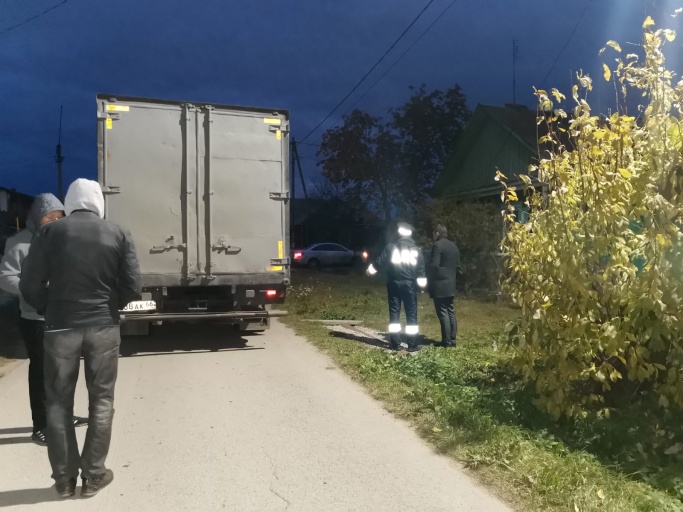 В Свердловской области ребёнок погиб, забравшись под колесо грузовика
