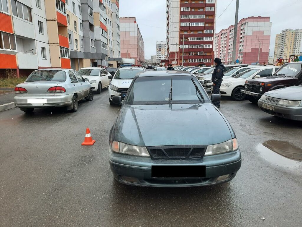 Во дворе дома в Нижнем Тагиле сбили ребенка (фото)