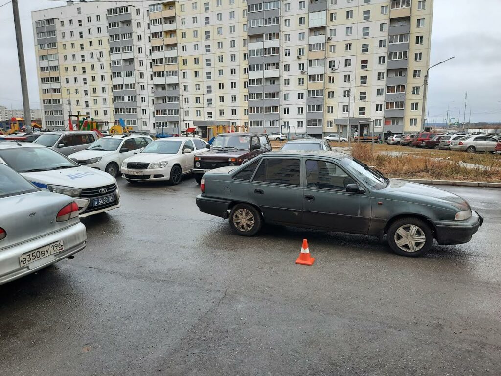 Во дворе дома в Нижнем Тагиле сбили ребенка (фото)