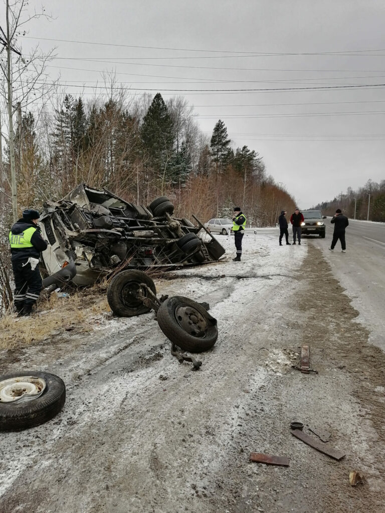 На Урале водитель грузовика уснул, выехал на встречку и устроил смертельное ДТП