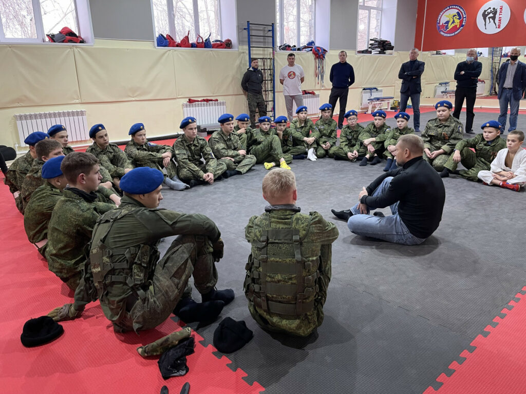 ​​​​​​​В Нижнем Тагиле воспитаннику спортивно-патриотического клуба «Первый» вручили васильковый берет