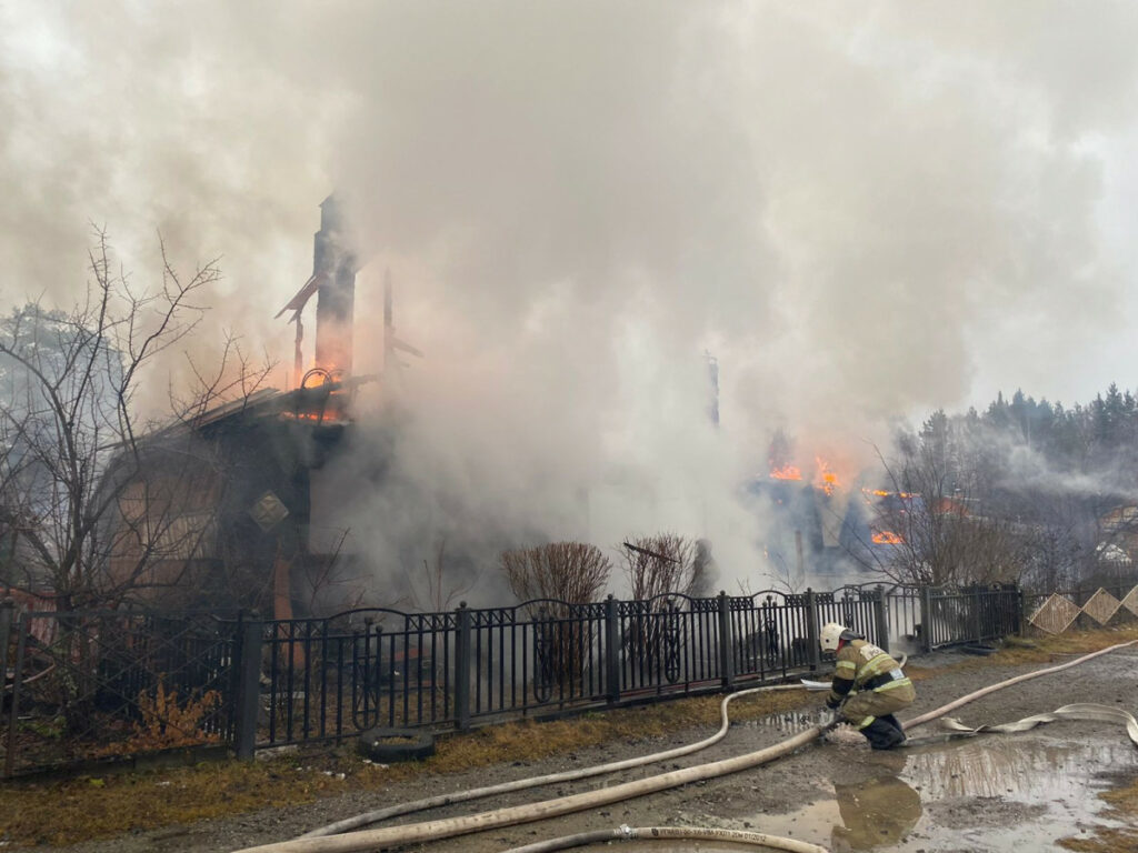 Под Нижним Тагилом сгорели два обесточенных садовых дома