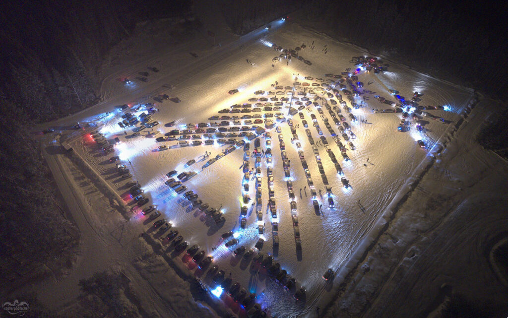 Посмотрите на ёлку, состоящую из сотен автомобилей, которую построили в Нижнем Тагиле