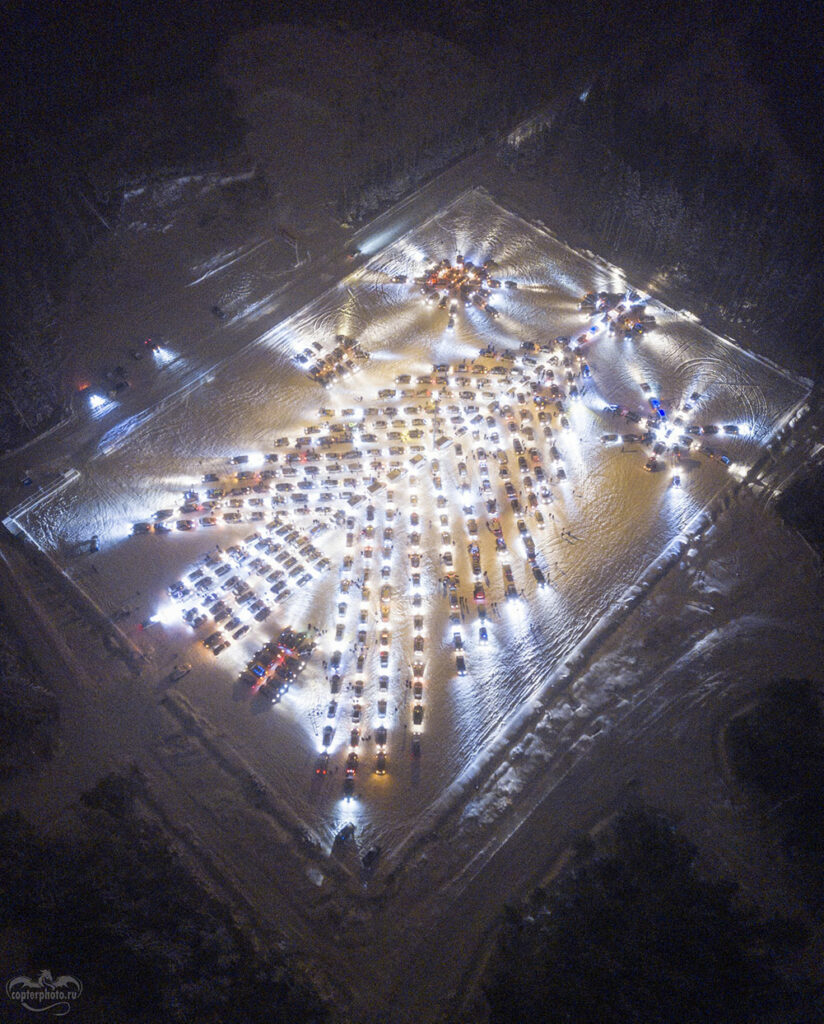 Посмотрите на ёлку, состоящую из сотен автомобилей, которую построили в Нижнем Тагиле