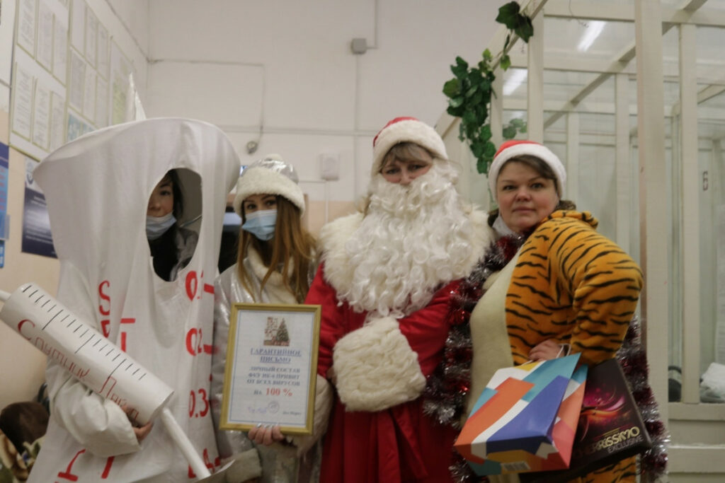 В Нижнем Тагиле «Мисс Вакцина» и Дед Мороз поздравили сотрудников ГУФСИН