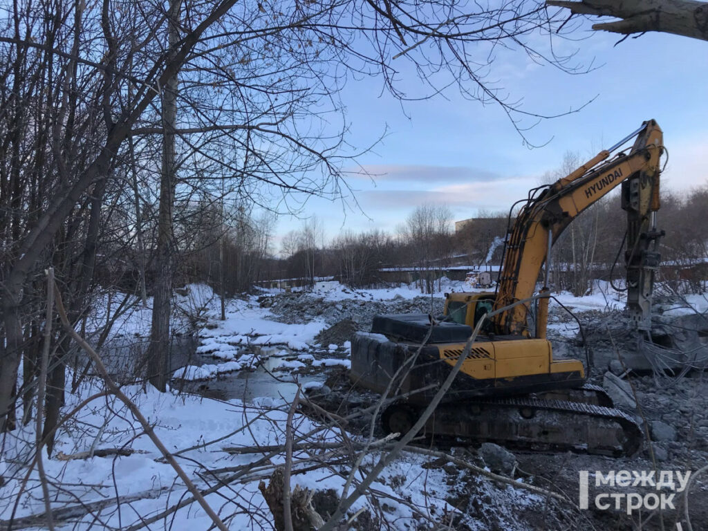 В Нижнем Тагиле снесли аварийный недостроенный мост на улице Папанина