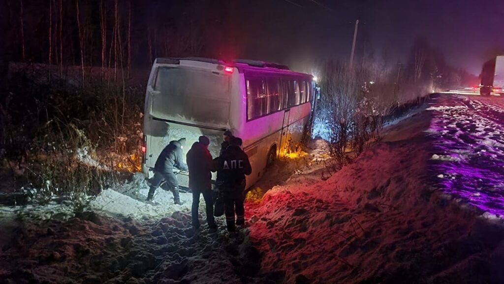 На Серовском тракте рейсовый автобус с пассажирами вылетел в кювет (фото)