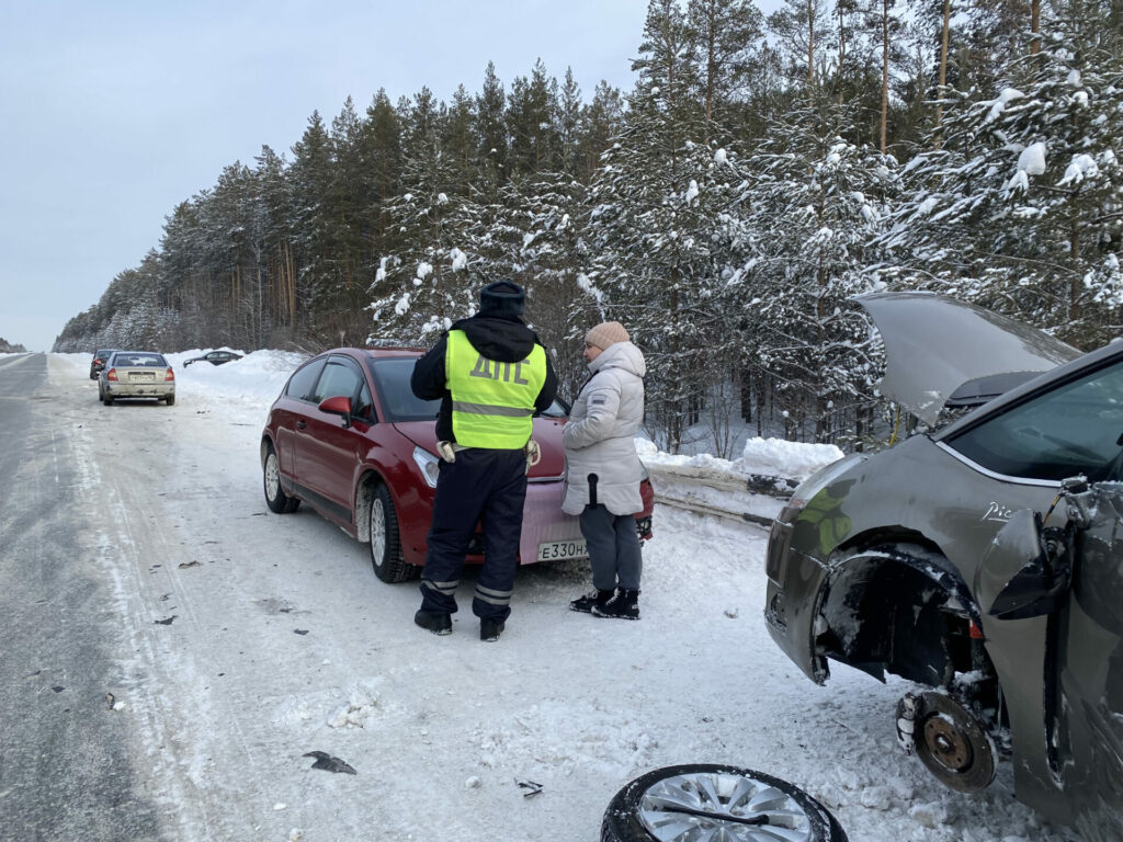 На свердловской трассе пьяный водитель выехал на встречку и врезался в машину, в которой ехала семья