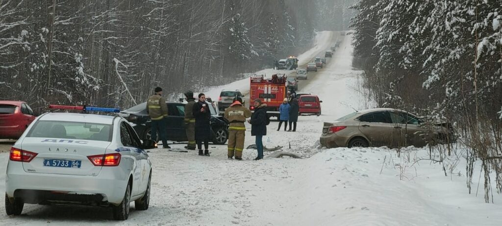На Серовском тракте в массовой аварии пострадали трое человек (фото)
