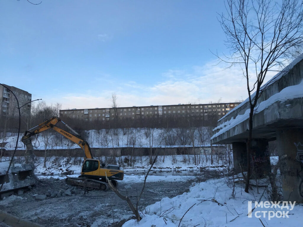 В Нижнем Тагиле снесли аварийный недостроенный мост на улице Папанина