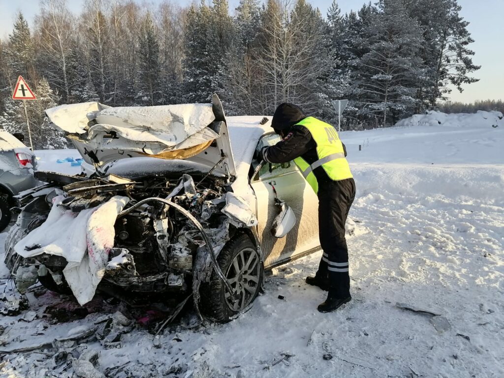 В лобовом ДТП на свердловской трассе погибли два человека, в том числе ребенок