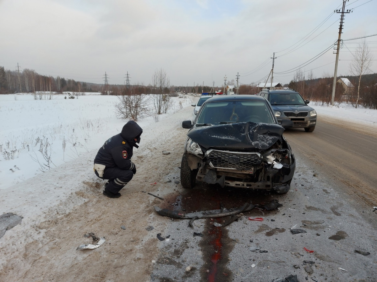 На трассе под Нижним Тагилом мать за рулём отвлеклась на ребёнка и выехала  на встречку - С Тагила