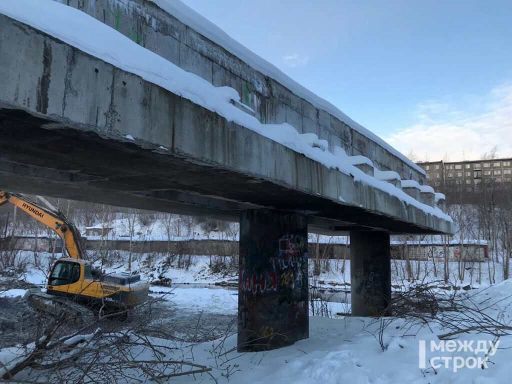 В Нижнем Тагиле снесли аварийный недостроенный мост на улице Папанина