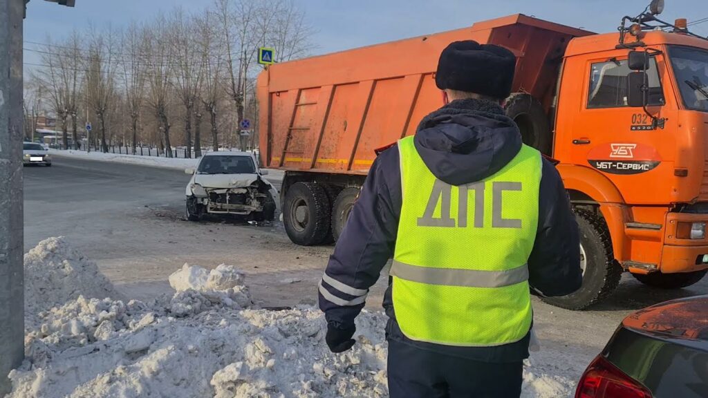 В столкновении двух легковушек пострадал пешеход, ожидавший «зелёный» (фото)