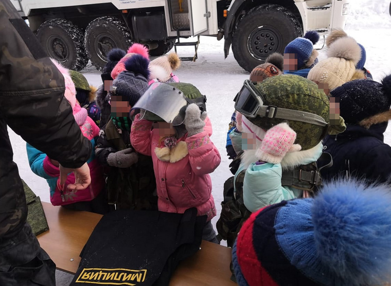 Детям дали примерить бронежилеты и каски милиции Пресс-служба администрации Нижнего Тагила vk