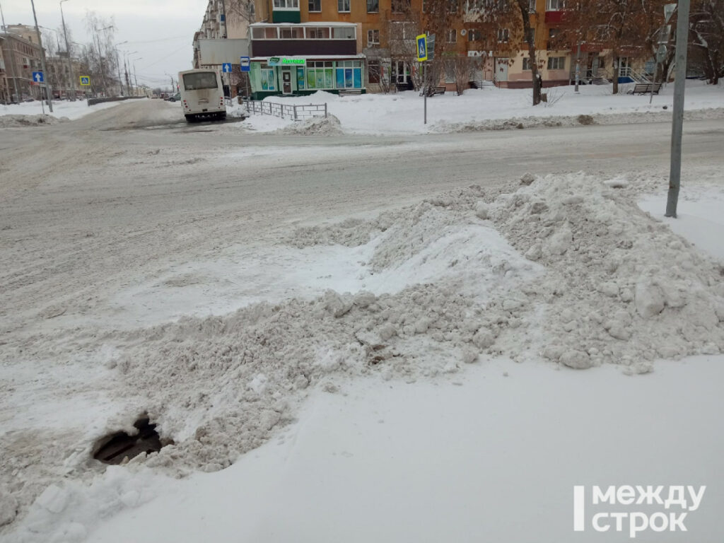 Жители Нижнего Тагила жалуются на заваленные снегом дороги и тротуары 