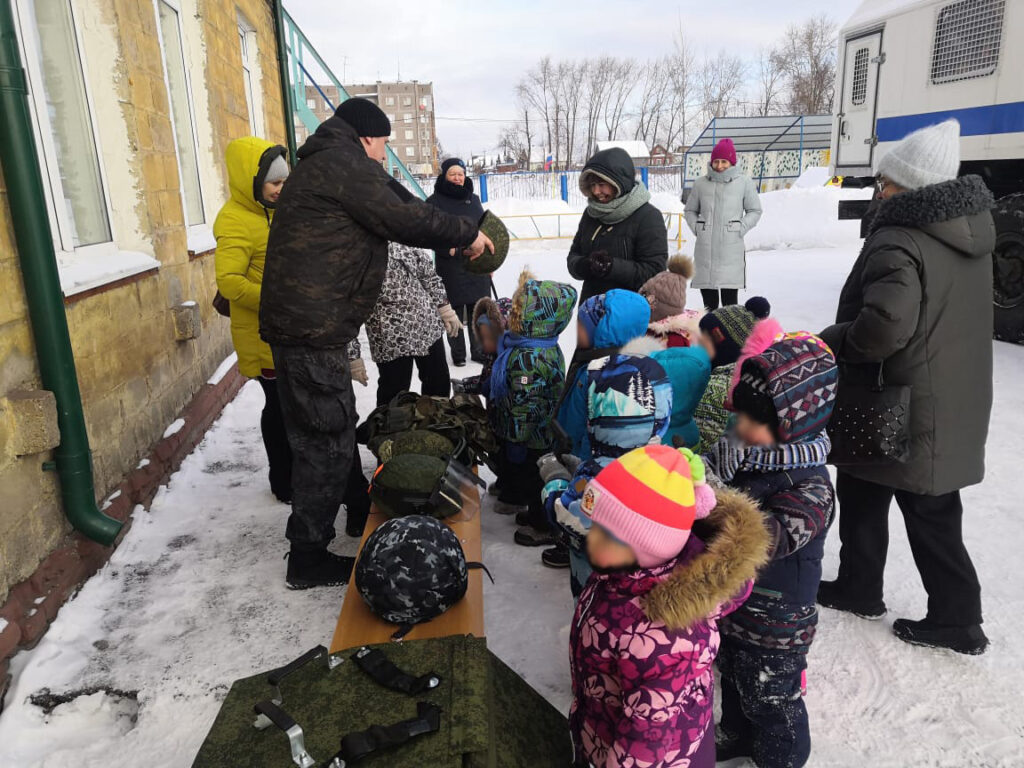 В Нижнем Тагиле детсадовцам показали автозак и дали в руки оружие