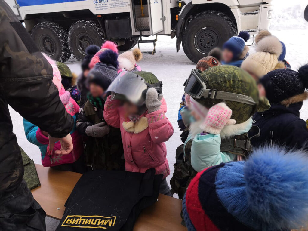 В Нижнем Тагиле детсадовцам показали автозак и дали в руки оружие