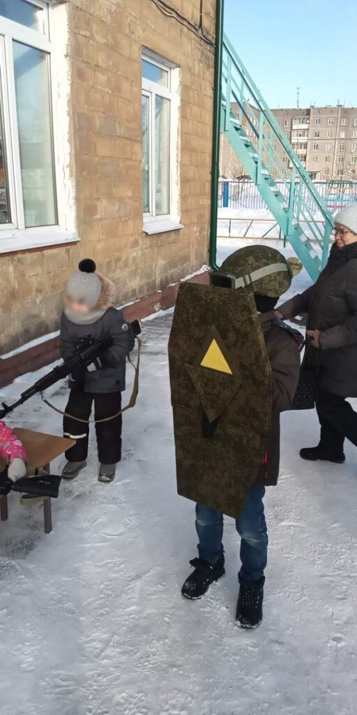 В Нижнем Тагиле детсадовцам показали автозак и дали в руки оружие