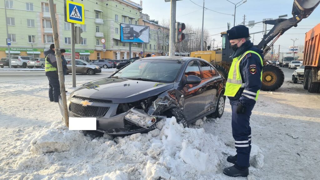 В столкновении двух легковушек пострадал пешеход, ожидавший «зелёный» (фото)